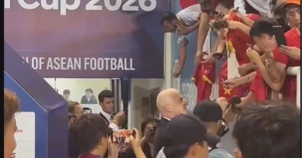 Chủ tịch FIFA bắt tay Thành Chung chúc mừng, ký mỏi tay tặng CĐV Việt Nam