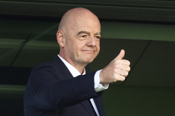 Chủ tịch FIFA bị khiếu nại về cách điều hành lịch thi đấu bóng đá nữ