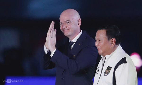 Chủ tịch FIFA hai lần trong một tháng trao giải ở Đông Nam Á