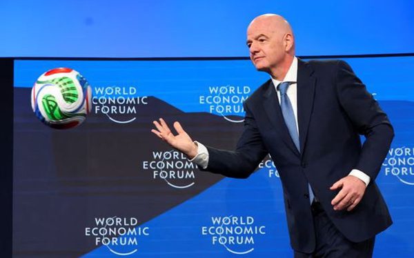 Chủ tịch FIFA Infantino rộng đường tái đắc cử vì... các đối thủ nặng ký rút lui