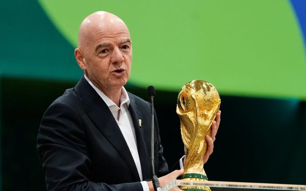 Chủ tịch FIFA Infantino vướng bê bối mới, khả năng không thể tái cử
