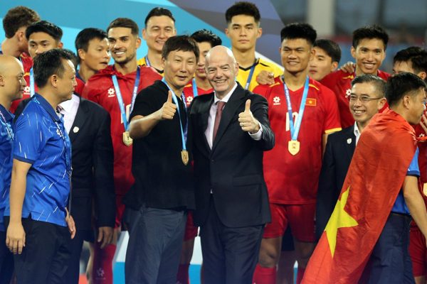 Chủ tịch FIFA nói điều bất ngờ về trận chung kết ASEAN Cup