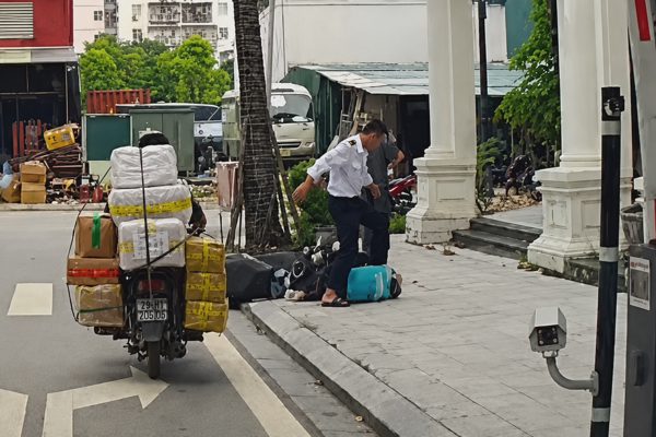 Chủ tịch Hà Nội chỉ đạo xử lý vụ tài xế bị bảo vệ khu đô thị hành hung
