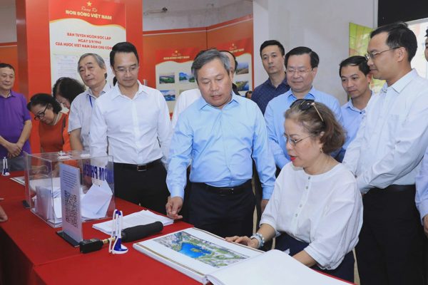 Chủ tịch Hà Nội chia sẻ quan điểm về xây thêm công trình ở hồ Gươm