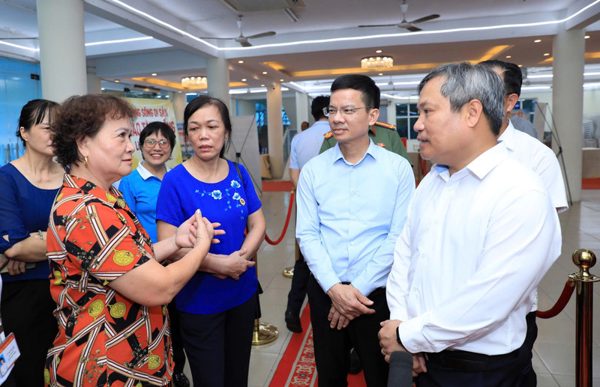 Chủ tịch Hà Nội chia sẻ với người dân Bồ Đề về quy hoạch sông Hồng