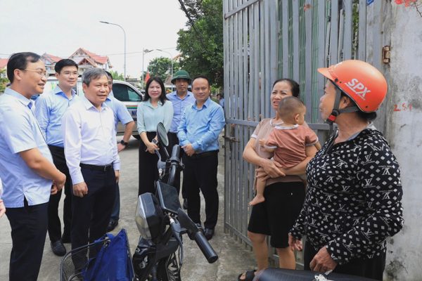 Chủ tịch Hà Nội kiểm tra, động viên người dân 2 xã thường xuyên bị ngập úng