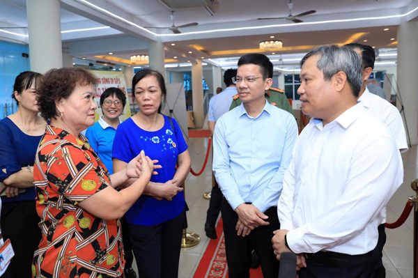 Chủ tịch Hà Nội kiểm tra việc lấy ý kiến người dân về quy hoạch sông Hồng