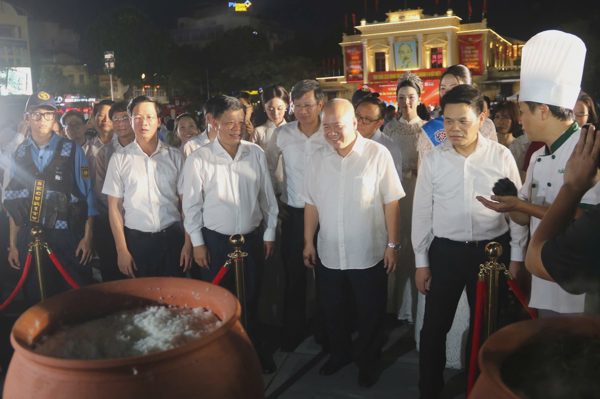 Chủ tịch Hải Phòng Đỗ Thành Trung hát cùng người dân ở phố đi bộ