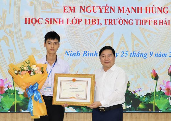 Chủ tịch Ninh Bình tặng bằng khen cho nam sinh lớp 11 cứu hai em nhỏ dưới sông