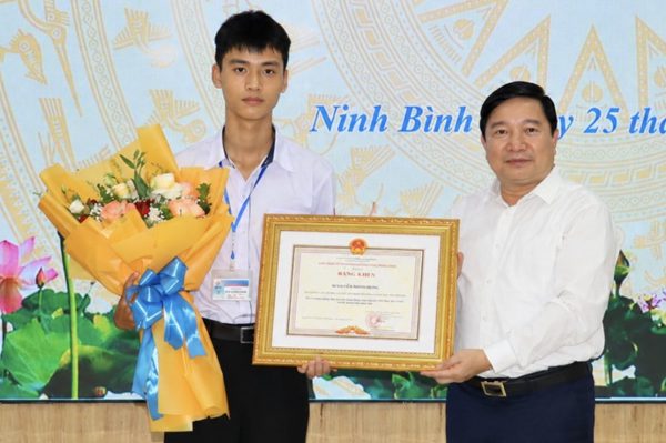 Chủ tịch Ninh Bình tặng bằng khen nam sinh lớp 11 cứu hai em nhỏ dưới sông