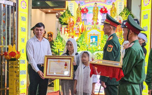 Chủ tịch nước truy tặng Huân chương Dũng cảm đối với Trung tá Trần Văn Tùng