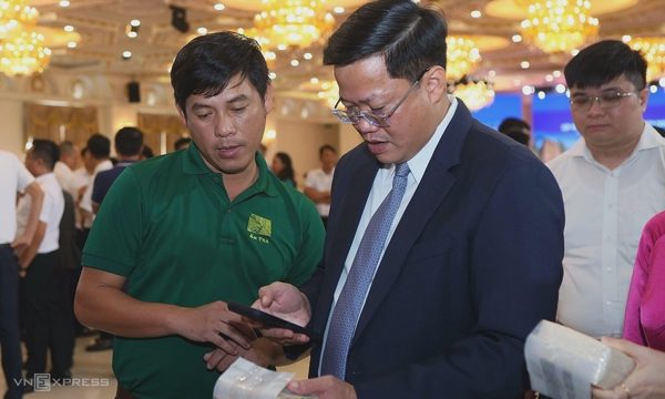 Chủ tịch Quảng Ngãi 'soi' QR code, góp ý bao bì sản phẩm cho doanh nghiệp