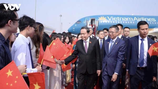 Chủ tịch Quốc hội đến Thủ đô Bắc Kinh, bắt đầu chuyến thăm chính thức Trung Quốc