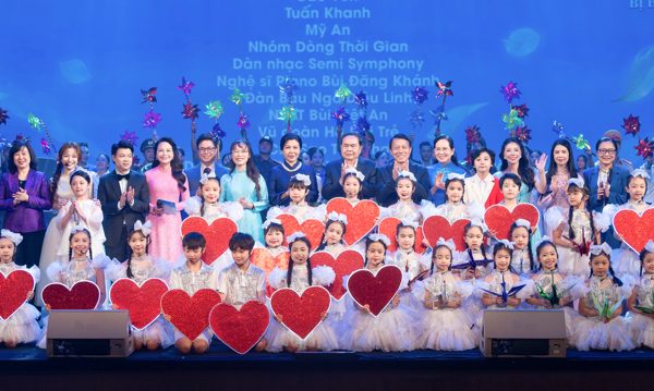 Chủ tịch Quốc hội dự chương trình nghệ thuật 'Kết nối yêu thương'