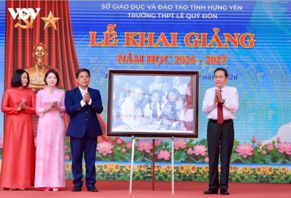 Chủ tịch Quốc hội dự Lễ khai giảng năm học mới tại Hưng Yên