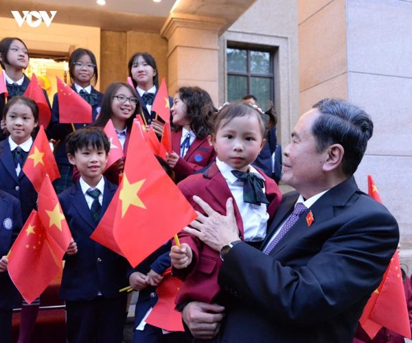 Chủ tịch Quốc hội gặp nhân viên Đại sứ quán, cộng đồng người Việt tại Trung Quốc