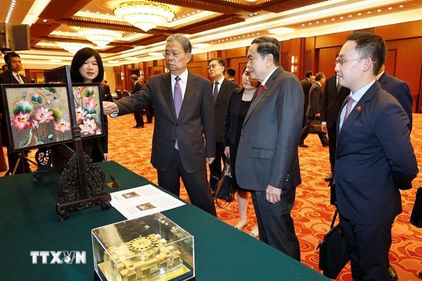 Chủ tịch Quốc hội hội đàm với Ủy viên trưởng Nhân đại toàn quốc Trung Quốc