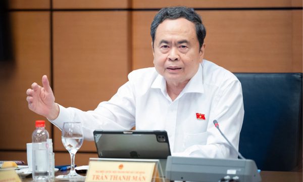 Chủ tịch Quốc hội: Phân cấp mạnh nhưng không nới lỏng kỷ cương pháp luật