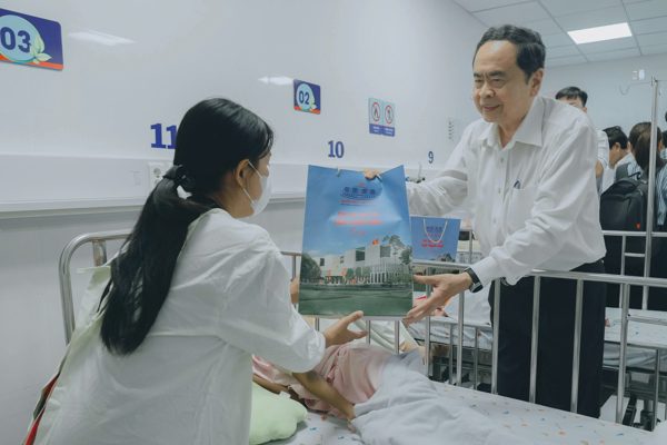 Chủ tịch Quốc hội thăm, tặng quà trung thu tới bệnh nhi ở TPHCM