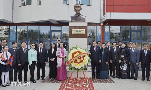 Chủ tịch Quốc hội thăm trường mang tên Chủ tịch Hồ Chí Minh ở Mông Cổ