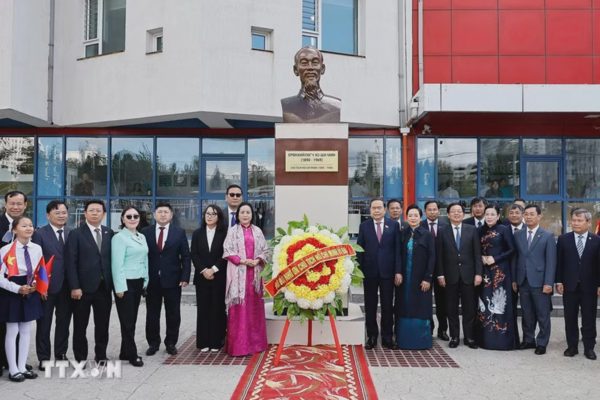 Chủ tịch Quốc hội thăm trường mang tên Chủ tịch Hồ Chí Minh tại Mông Cổ