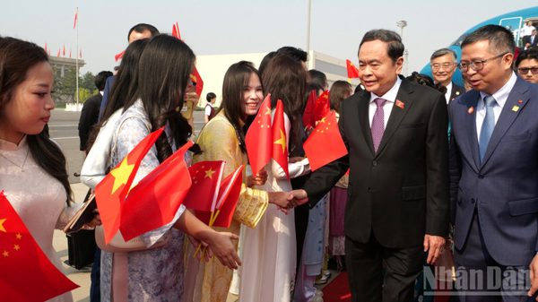 Chủ tịch Quốc hội Trần Thanh Mẫn đến thủ đô Bắc Kinh, bắt đầu thăm chính thức Trung Quốc