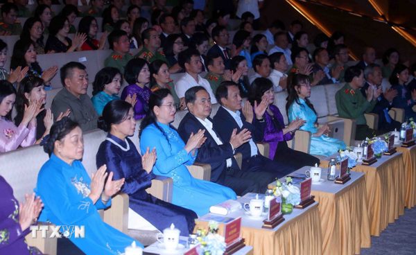 Chủ tịch Quốc hội Trần Thanh Mẫn dự chương trình 'Kết nối yêu thương'chung tay hỗ trợ phụ nữ, trẻ em khó khăn