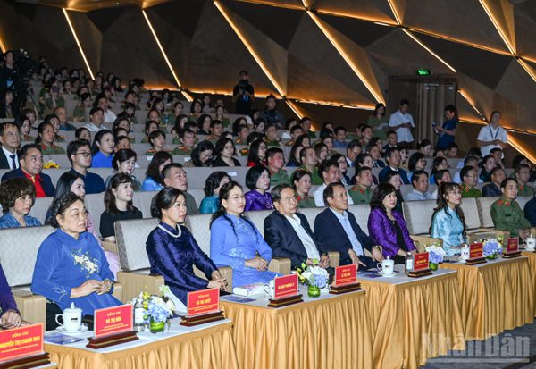 Chủ tịch Quốc hội Trần Thanh Mẫn dự chương trình nghệ thuật đặc biệt "Kết nối yêu thương"
