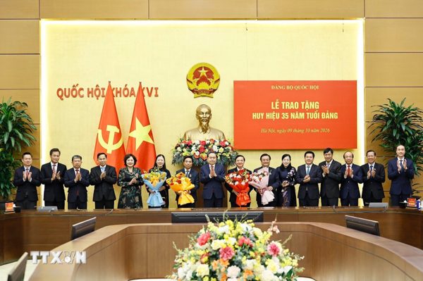 Chủ tịch Quốc hội Trần Thanh Mẫn dự Lễ trao tặng Huy hiệu 35 năm tuổi Đảng