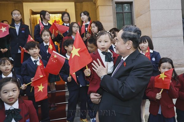 Chủ tịch Quốc hội Trần Thanh Mẫn gặp gỡ cộng đồng kiều bào tại Trung Quốc