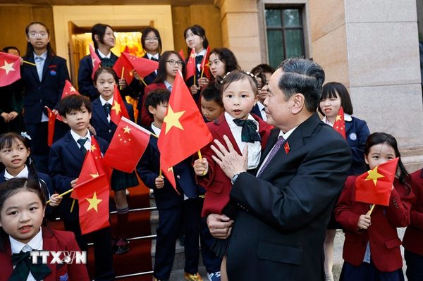 Chủ tịch Quốc hội Trần Thanh Mẫn gặp gỡ cộng đồng kiều bào tại Trung Quốc