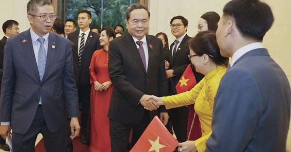 Chủ tịch Quốc hội Trần Thanh Mẫn gặp gỡ cộng đồng người Việt Nam tại Trung Quốc