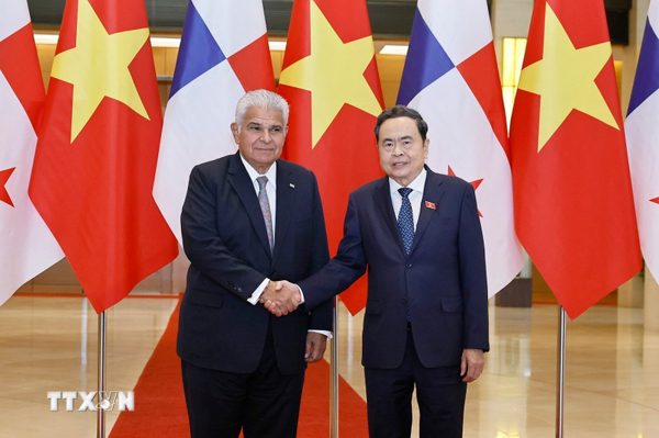 Chủ tịch Quốc hội Trần Thanh Mẫn hội kiến Tổng thống Panama