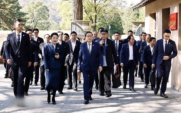 Chủ tịch Quốc hội Trần Thanh Mẫn thăm các khu di tích cách mạng tại Trung Quốc