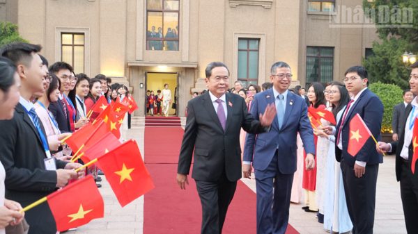 Chủ tịch Quốc hội Trần Thanh Mẫn thăm Đại sứ quán và cộng đồng người Việt Nam tại Trung Quốc