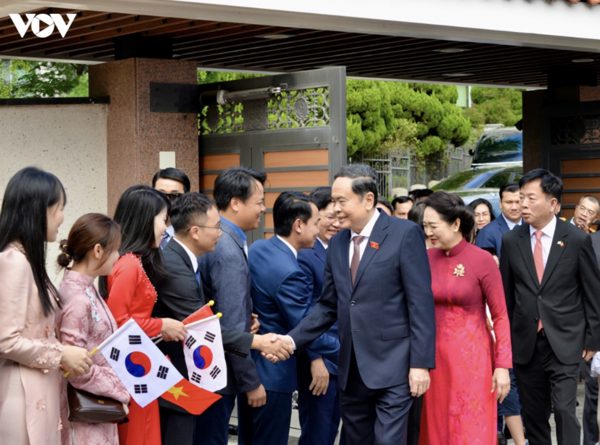 Chủ tịch Quốc hội Trần Thanh Mẫn thăm Đại sứ quán Việt Nam tại Hàn Quốc