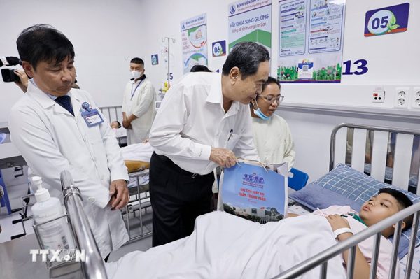 Chủ tịch Quốc hội Trần Thanh Mẫn thăm, động viên các bệnh nhi tại Bệnh viện Nhi đồng 1 Thành phố Hồ Chí Minh
