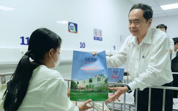 Chủ tịch Quốc hội Trần Thanh Mẫn thăm, tặng quà cho bệnh nhi tại Bệnh viện Nhi đồng 1, TP.HCM