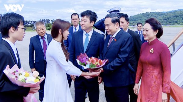 Chủ tịch Quốc hội và Phu nhân đến Seoul, bắt đầu thăm chính thức Hàn Quốc