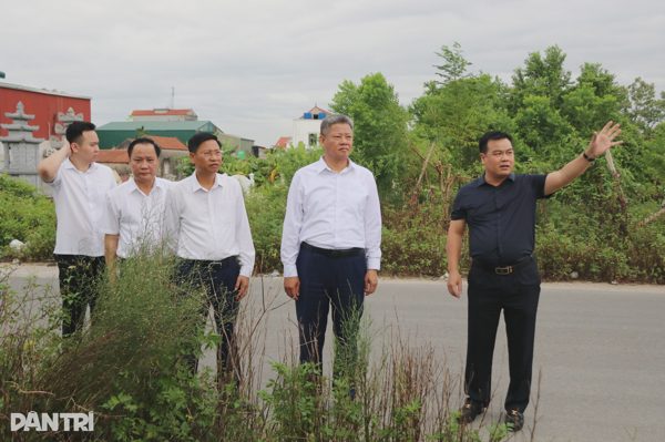 Chủ tịch tỉnh Hưng Yên khảo sát xây 2 trường THPT mới trong ngày khai giảng