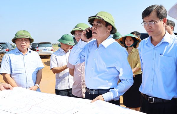 Chủ tịch tỉnh Nghệ An gọi điện đôn đốc nhà thầu ngay tại công trường