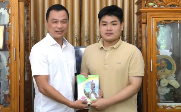 Chủ tịch tỉnh Thanh Hóa chúc mừng tân bác sĩ nội trú Ngô Văn Hiếu, người từng 10 năm cõng bạn đến trường