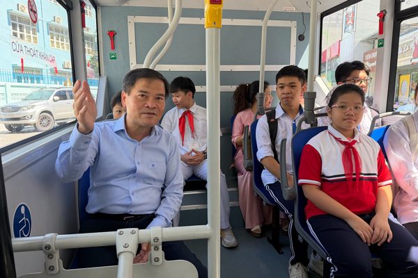 Chủ tịch TP Quảng Ninh trải nghiệm xe buýt miễn phí đưa đón học sinh