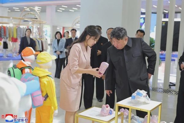 Chủ tịch Triều Tiên thăm triển lãm về thời trang
