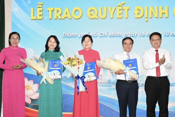 Chủ tịch UBND TPHCM bổ nhiệm cán bộ quản lý 15 trường cao đẳng