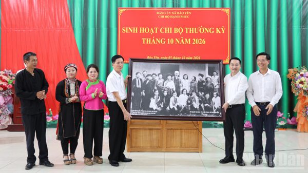 Chủ tịch Ủy ban nhân dân tỉnh Lào Cai Nguyễn Tuấn Anh dự sinh hoạt chi bộ tại cơ sở