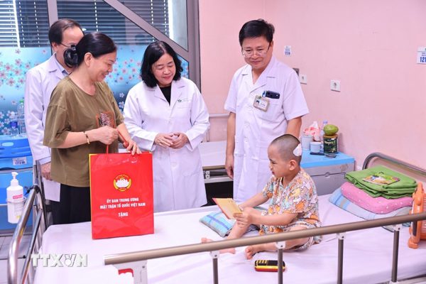 Chủ tịch Ủy ban Trung ương Mặt trận Tổ quốc Việt Nam Bùi Thị Minh Hoài tặng quà Trung thu tại Bệnh viện Nhi Trung ương