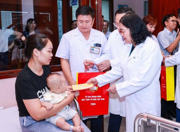 Chủ tịch Ủy ban Trung ương MTTQ Việt Nam Bùi Thị Minh Hoài tặng quà Trung thu cho bệnh nhi