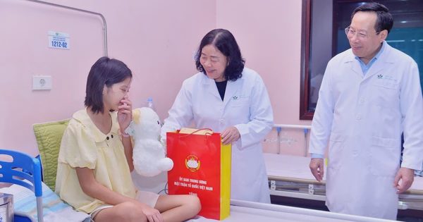 Chủ tịch Ủy ban Trung ương MTTQ Việt Nam trao quà tặng bệnh nhi dịp tết Trung thu