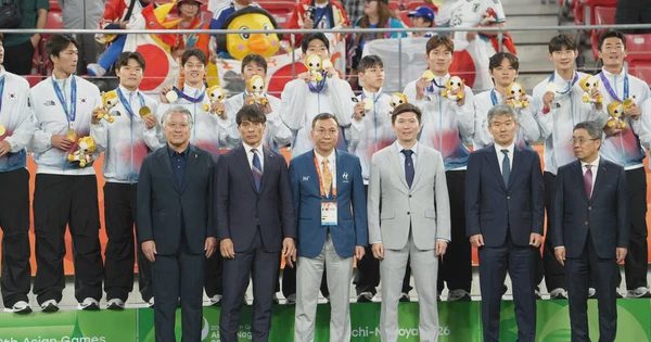 Chủ tịch VFF Trần Quốc Tuấn trao HCV cho U.23 Hàn Quốc vô địch ASIAD 2026